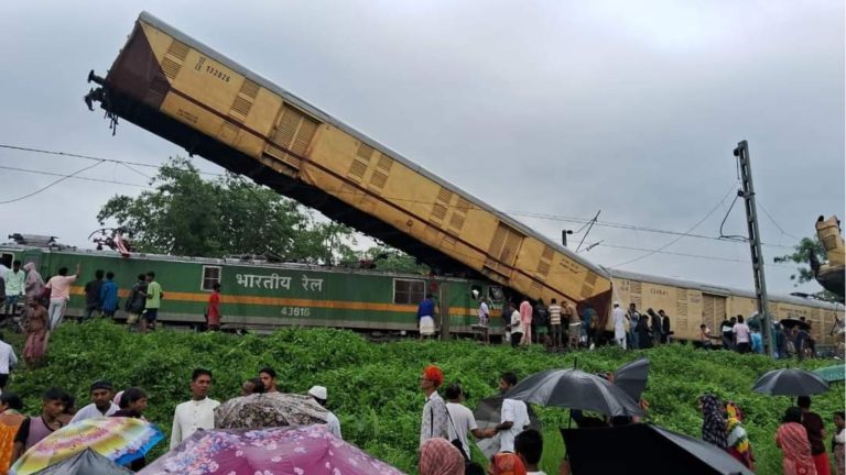 रेड सिग्नल पार करने वाली ट्रेनों को भी रोक देता है कवच, फिर क्यों कंचनजंगा एक्सप्रेस से भिड़ गई मालगाड़ी: जानिए सब कुछ