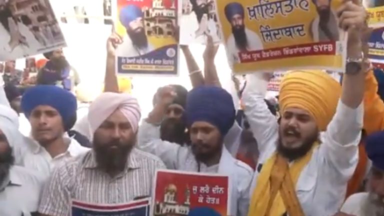 स्वर्ण मंदिर में लगे खालिस्तानी नारे, भिंडरांवाले के लहराए पोस्टर: ऑपरेशन ब्लू स्टार की बरसी पर जुटी भीड़ में शामिल था पूर्व MP सिमरनजीत सिंह मान भी