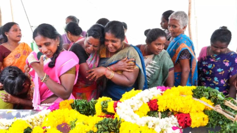 13 लोग ऐसे भी जो घर में सोने आए, लेकिन फिर कभी जगे नहीं: तमिलनाडु में जहरीली शराब से अब तक 56 मौतें, चुप्पी पर कॉन्ग्रेस को नड्डा ने घेरा