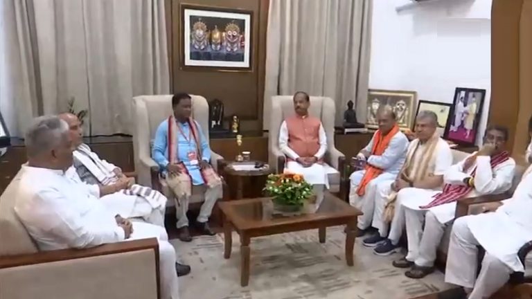 ओडिशा के नए सीएम होंगे मोहन चरण माझी, राजनाथ सिंह ने किया नाम का ऐलान : राज्यपाल रघुबर दास ने सरकार बनाने के लिए किया आमंत्रित