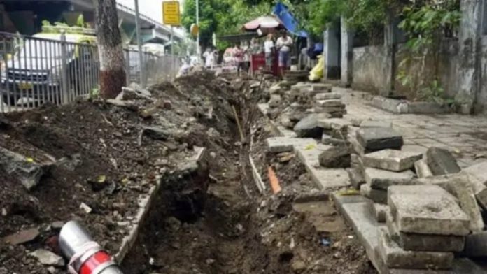 मुंबई में चोरों ने फुटपाथ खोदर ताँबा के तार चुरा लिए