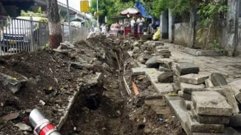मुंबई में चोरों ने दिन-दहाड़े खोद डाला फुटपाथ, चुरा लिए लाखों रुपए के ताँबे के तार: पुलिस ने 5 को दबोचा, अन्य इलाकों में भी चोरी की आशंका