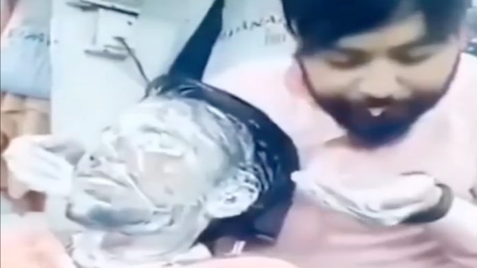 थूक लगाकर फेस मसाज