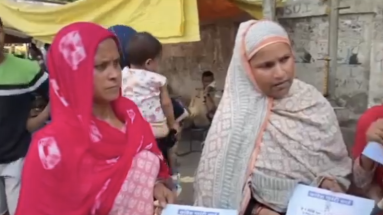 कॉन्ग्रेस दफ्तर के बाहर लगी मुस्लिम महिलाओं की लंबी लाइन, हाथ में ‘गारंटी कार्ड’ लेकर माँग रहीं ₹1 लाख: कहा – अपने लोगों को मोटी-मोटी गड्डियाँ बाँट रहे, हमें नहीं दे रहे