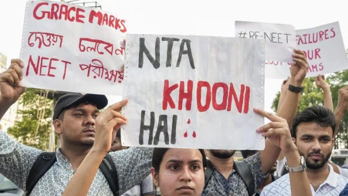 NEET का विरोध करते विद्यार्थी