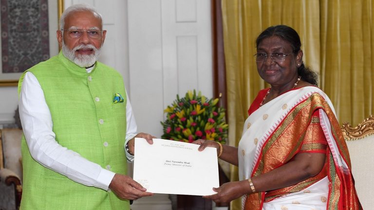 नरेंद्र मोदी ने प्रधानमंत्री पद से दिया इस्तीफा, राष्ट्रपति से मिल लोकसभा भंग करने की सिफारिश की: 8 जून को लगातार तीसरी बार ले सकते हैं शपथ