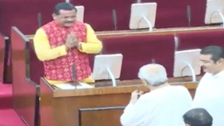 ‘अच्छा! तो आपने मुझे हराया है’: विधानसभा में नवीन पटनायक को देखते ही हाथ जोड़ कर खड़े हो गए उन्हें हराने वाले BJP के लक्ष्मण बाग, वीडियो में दिखी लोकतंत्र की खूबसूरती