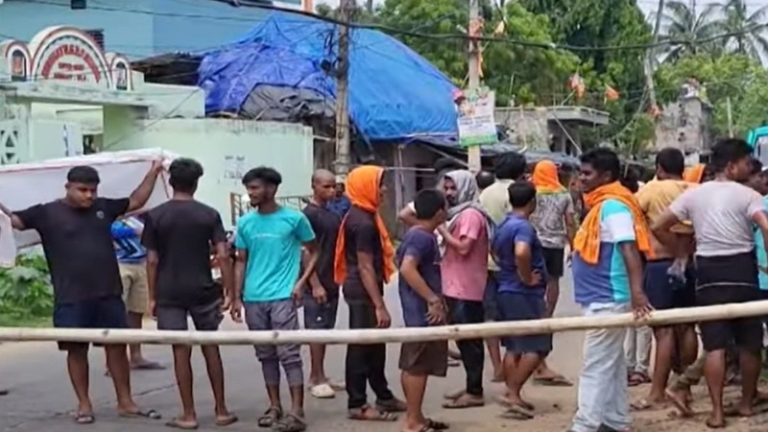 बकरीद पर लाल हुआ नाले का पानी, हिन्दुओं ने किया विरोध मुस्लिम भीड़ ने कर दिया हमला: पुलिस व मीडिया पर भी पत्थरबाजी, धारा-144 लागू