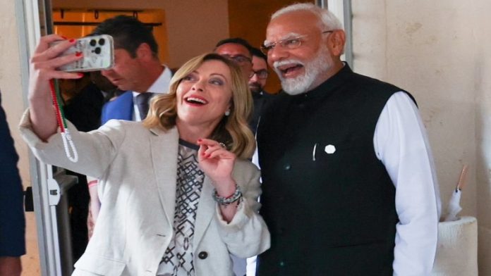 प्रधानमंत्री मोदी संग सेल्फी लेती हुईं इटली की पीएम जॉर्जिया मेलोनी