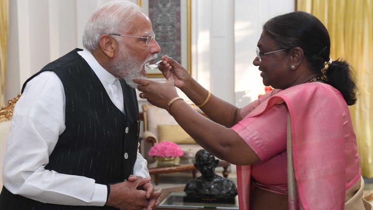 तारीख़ – 9 जून, समय – शाम सवा 7, जगह – राष्ट्रपति भवन… महामहिम द्रौपदी मुर्मू ने दही-चीनी खिला कर PM मोदी को दिया सरकार बनाने का न्योता, नज़रें अब मंत्रिपरिषद पर