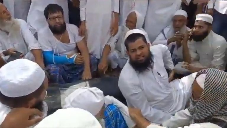 पैसों के विवाद में हुई मौलाना की मौत: पुलिस पर पत्थरबाजी करने लगी मुस्लिम भीड़, दूसरे पक्ष के घर में भी जबरन घुसने का प्रयास