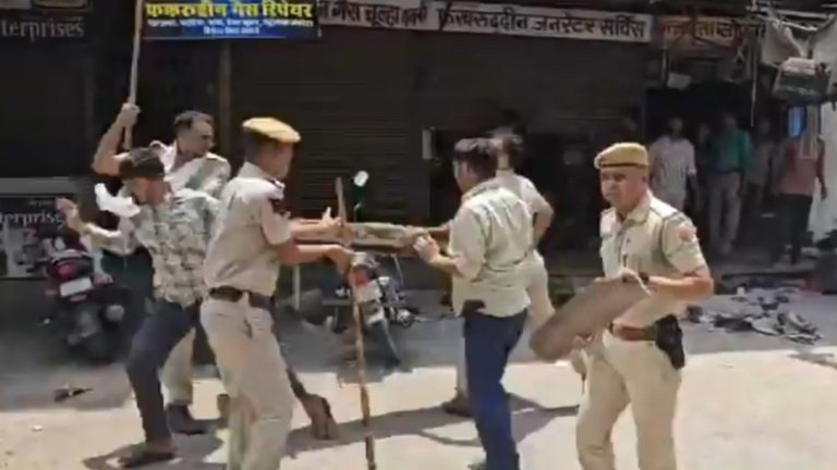 अजमेर के बाजार में बाइक सवार ने गिराए मांस, लोगों ने जमकर किया हंगामा: पुलिस बोली- यह गोमांस नहीं, भैंस का मांस और अनजाने में गिरा