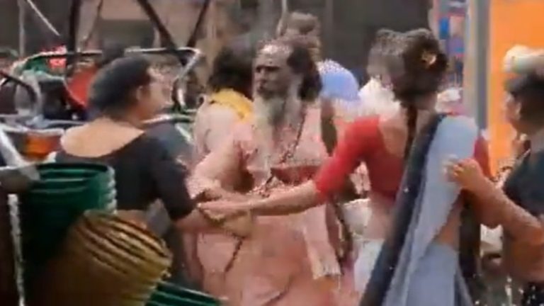 शरीफ नाम के किन्नर ने अपने गिरोह के साथ 3 साधुओं को पीटा, पटक कर तोड़ डाला भजन बजाने वाला हारमोनियम और ढोलक: थाने में घुस कर भी किया हंगामा