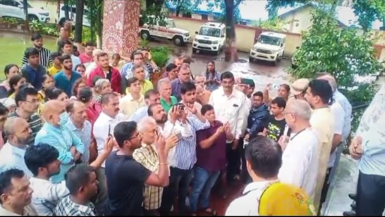महिला से छेड़छाड़, फिर मंदिर में घुस कर मुस्लिम भीड़ ने की तोड़फोड़: ठाणे में कमिश्नर के पास पहुँचे आक्रोशित हिन्दू, कहा – हम असुरक्षित