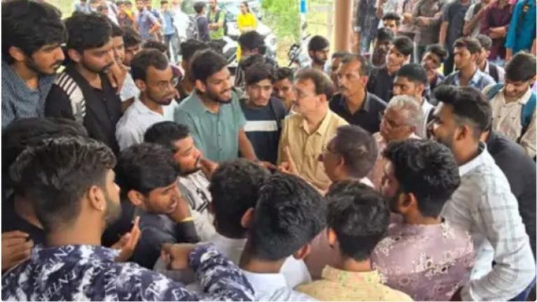 विक्रम यूनिवर्सिटी में प्राध्यापक फार्मेसी का, छात्रों को बताता है मुस्लिम बनने और नमाज पढ़ने के फायदे: उज्जैन के प्रोफेसर अनीस शेख पर हिंदू छात्राओं को शायरी भेजने का भी आरोप