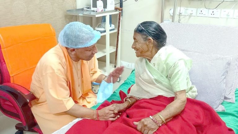 ऋषिकेश AIIMS में भर्ती अपनी माँ से मिलने पहुँचे CM योगी आदित्यनाथ, रुद्रप्रयाग हादसे के पीड़ितों को भी नहीं भूले