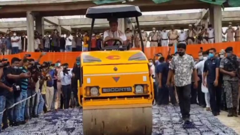 ‘ड्रग्स फ्री असम’ के लिए खुद CM सरमा ने सँभाली स्टीयरिंग, रोड रोलर से जखीरे को कर दिया समतल: बताया- अब तक ₹2100 करोड़ के ड्रग्स हो चुके हैं जब्त
