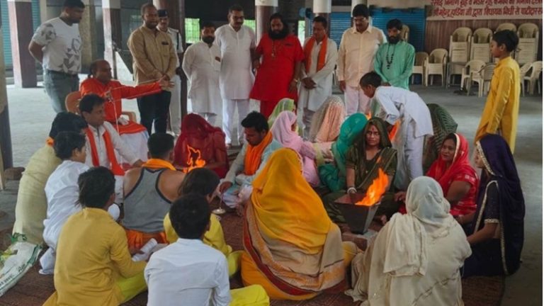 30+ मुस्लिम गौ मूत्र से स्नान कर मंदिर पहुँचे, हवन कर बन गए हिंदू: कहा- सनातन से श्रेष्ठ कुछ नहीं, इंदौर के खजराना मंदिर में घर वापसी का Video देखा आपने?