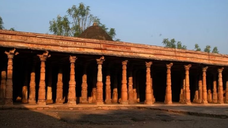जिसे मुस्लिम कहते हैं ‘कमाल मौलाना मस्जिद’ वहाँ खुदाई में मिली काले पत्थर पर बनी भगवान श्रीकृष्ण की मूर्ति, भोजशाला के ASI सर्वे में मिले हैं पाषाण चिह्न भी