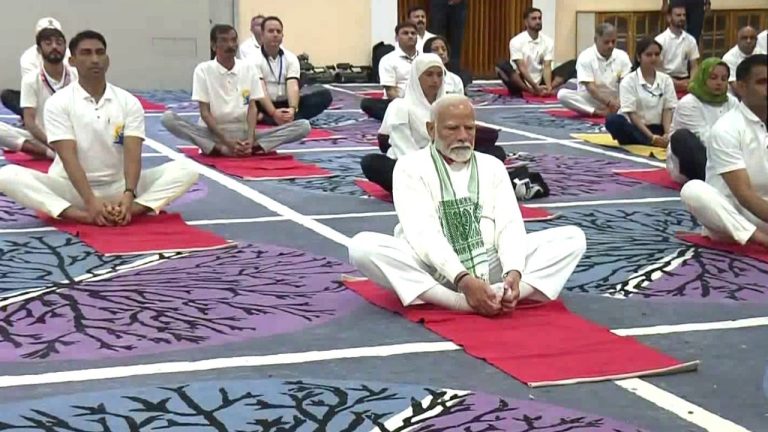 अंतर्राष्ट्रीय योग दिवस : श्रीनगर में बोले पीएम मोदी, मिलती है शक्ति, पूरी दुनिया से योग सीखने भारत आ रहे लोग’, योगी आदित्यनाथ बोले-ऋषि परंपरा का हिस्सा