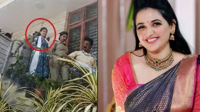 कस्टडी में मेकअप कर रही पवित्रा गौड़ा