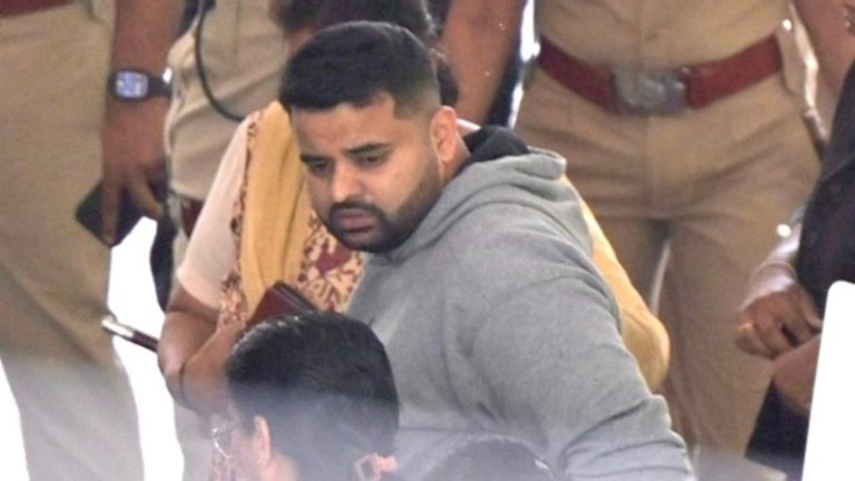 चिकन लाकर बनाया, पूरे परिवार ने खाया: प्रज्जवल रेवन्ना की हार की पीड़िता ने ऐसे मनाई खुशी, सेक्स स्कैंडल में कर्नाटक के नेता की न्यायिक हिरासत 10 दिन के लिए बढ़ी