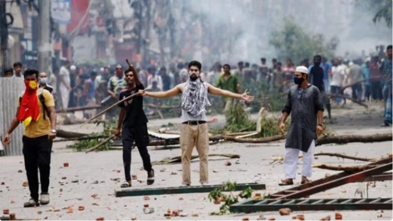 बांग्लादेश में आरक्षण के विरोध में हिंसा जारी, 105 की मौत और 1500+ घायल: देशभर में इंटरनेट एवं रेल सेवा बंद, सेना ने संभाली कमान