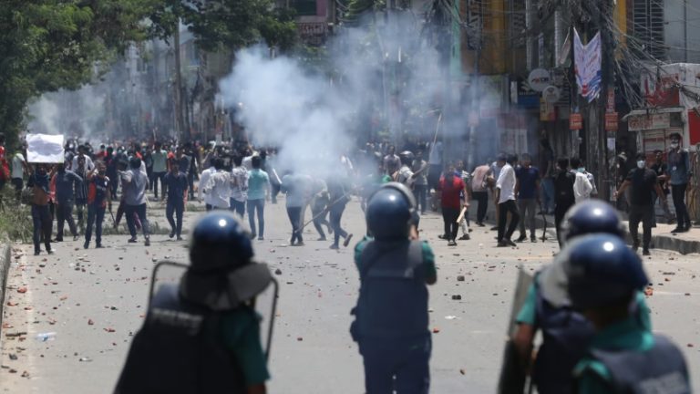 आरक्षण के खिलाफ बांग्लादेश में धधकी आग में 115 की मौत, प्रदर्शनकारियों को देखते ही गोली मारने के आदेश: वहाँ फँसे भारतीयों को वापस ला रही है मोदी सरकार