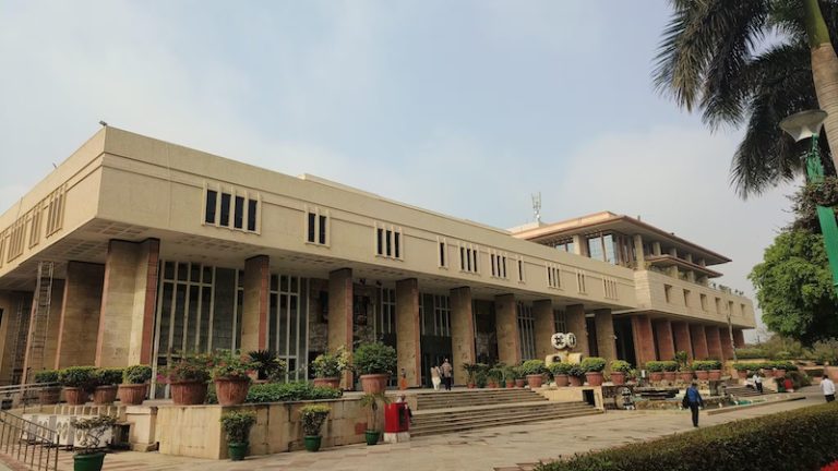 जज के खिलाफ सोशल मीडिया पर डाला वीडियो, हाईकोर्ट ने लगाया ₹1 लाख रुपए का जुर्माना: अदालत की ‘सच्चाई’ को दिखाना चाहता था ‘जनता की अदालत’ में