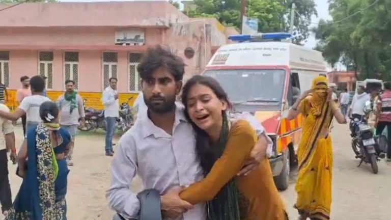 हाथरस में 130 की मौत: ‘भोले बाबा’ के सत्संग में उमस के कारण बेकाबू हुई भीड़, कथावाचक को निकालने के लिए लोगों को एक तरफ रोका था