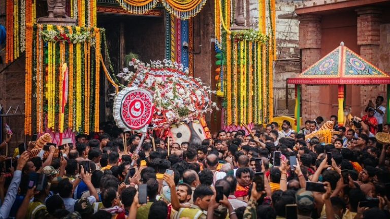 शंकराचार्य करेंगे पूजा, गजपति लगाएँगे झाड़ू, राष्ट्रपति लेंगी आशीर्वाद… पुरी में शुरू हुई भगवान जगन्नाथ की रथयात्रा, बहन सुभद्रा और भाई बलराम के साथ निकले महाप्रभु