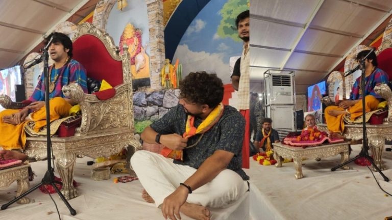 T20 विश्व कप जीतने के बाद बागेश्वर धाम वाले बाबा के चरणों में कुलदीप यादव, गुरु पूर्णिमा पर लिया आशीर्वाद: टूर्नामेंट में झटके थे 10 विकेट