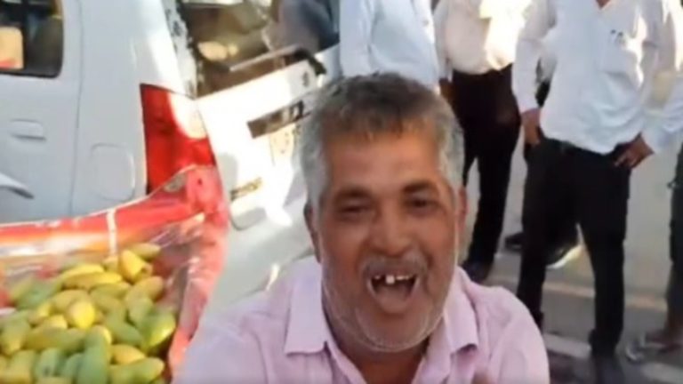 ‘आम पर पेशाब कर के बेच रहा था मोहम्मद इस्लाम, वकीलों ने पकड़ा’: वायरल वीडियो में दावा – मेरठ के कचहरी की घटना