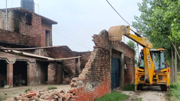 हिन्दू लड़की का अपहरण करने घर में घुसी मुस्लिम भीड़, मुरादाबाद प्रशासन ने 4 के घर पर बुलडोजर चलवाया: मुठभेड़ के बाद महफूज और भूरे खां को किया गिरफ्तार