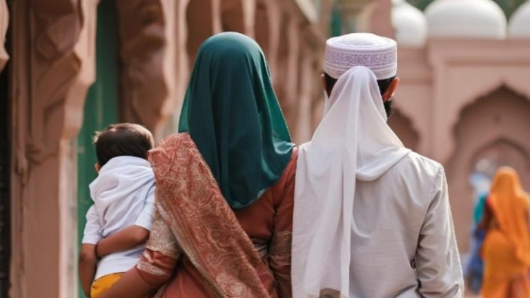 ‘पिता की मौत के बाद माँ और उसका मुस्लिम प्रेमी बना रहे इस्लाम कबूलने का दबाव, खतना की भी कोशिश’: किशोर ने पुलिस में दी शिकायत