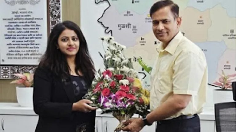 पूजा खेडकर की ट्रेनिंग रोक LBS नेशनल एडमिनिस्ट्रेशन एकेडमी ने वापस बुलाया, 23 जुलाई तक करना होगा रिपोर्ट: कई गड़बड़ियों के बाद जाँच के घेरे में हैं ट्रेनी IAS