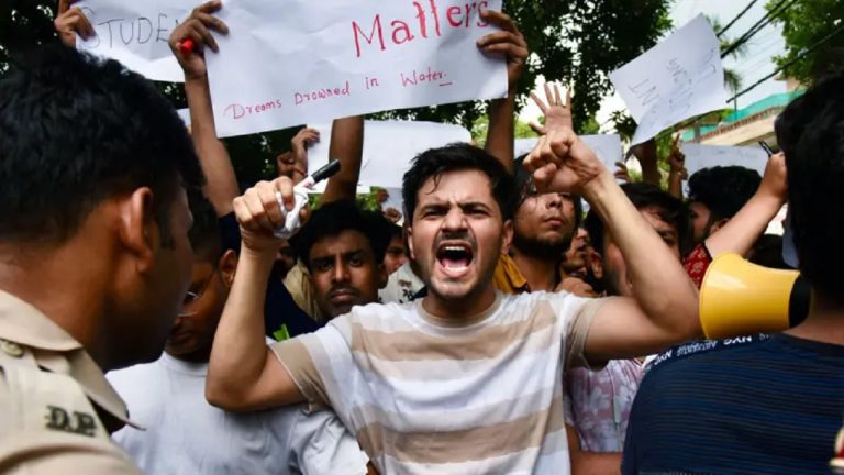 3 छात्रों की मौत के बाद केजरीवाल सरकार पर फूटा लोगों का गुस्सा, मेयर के पोस्टर पर कालिख पोती: AAP नेता के खिलाफ प्रदर्शन जारी
