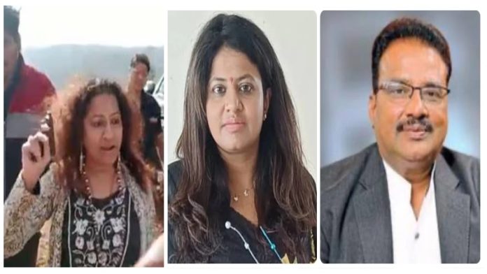 पूजा (बीच में) में अपने माता-पिता के साथ