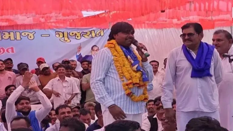 ‘मेरी माँगें मान लो, नहीं तो परिवार सहित बन जाऊँगा मुस्लिम’: गुजरात के कॉन्ग्रेस नेता राजू सोलंकी बोले- मेरे दादा नवाब के लोगों को नंगा करके मारते थे
