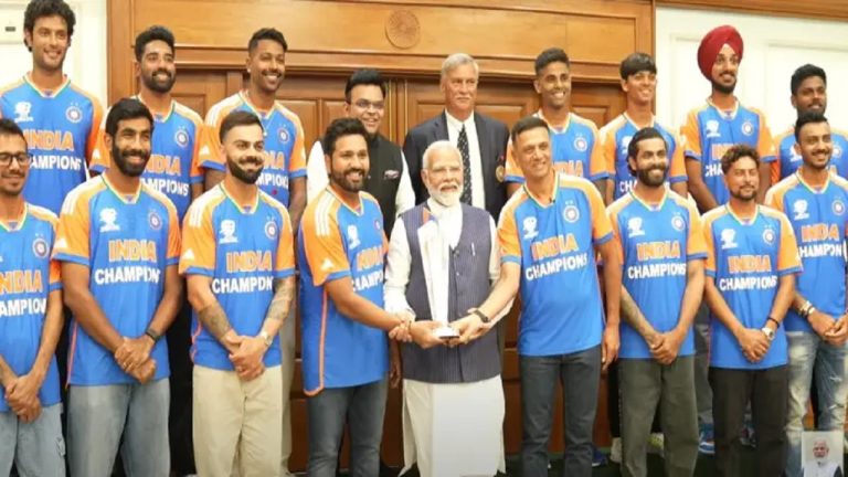 तूफान से निकलकर आई टीम इंडिया तो स्वागत में बरसा आसमान, एयरपोर्ट से लेकर होटल तक फैन का जमावड़ा: PM से मिले T20 के वर्ल्ड चैंपियन, मुंबई में ‘विक्ट्री परेड’
