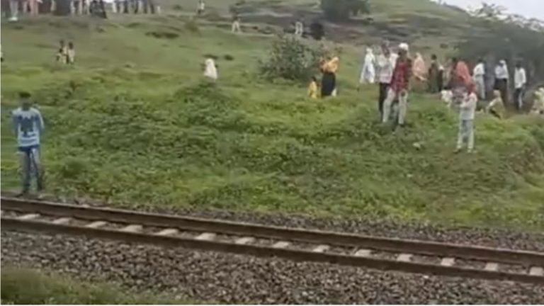 जलगाँव में बार-बार चेन खींचकर पैसेंजर ट्रेन रोकी, फिर उतरकर यात्रियों पर करने लगे पथराव: उपद्रवी भीड़ में बुर्के वाली महिलाएँ भी दिखीं, वीडियो वायरल