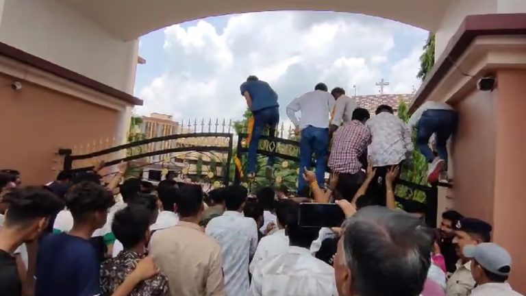 ‘ये शेरो-शायरी नहीं चलेगी’: स्कूल में संस्कृत श्लोक पढ़ने पर प्रिंसिपल ने छीन ली माइक, सिस्टर कैथरीन के खिलाफ ABVP का प्रदर्शन