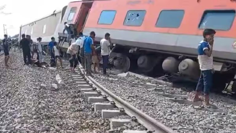 धमाके के कारण हुआ ट्रेन हादसा?: चंडीगढ़-डिब्रूगढ़ एक्सप्रेस के ड्राईवर का दावा- विस्फोट की आवाज सुन लगाई थी इमर्जेंसी ब्रेक पटरी से उतरने के कारण 4 की मौत