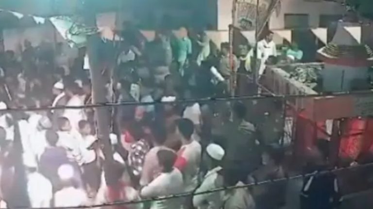 मुहर्रम पर हनुमान मंदिर के सामने मुस्लिम भीड़, लगाए ‘सिर तन से जुदा’ के नारे: वीडियो वायरल, UP पुलिस ने 40 पर की FIR