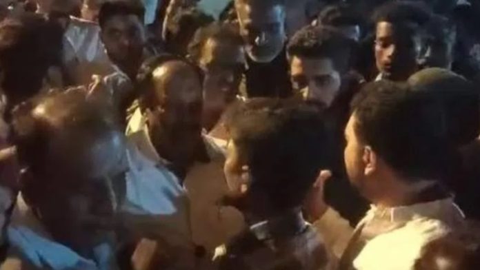 कोलर में मुस्लिम भीड़ का हंगामा