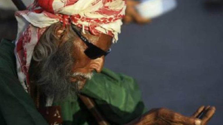 कटोरा लेकर खुद दुनिया घूम रहा पाकिस्तान, पर 2000 भिखारियों का पासपोर्ट कर दिया निलंबित: अधिकारी बोले- विदेश जाकर भीख माँगने से बिगड़ती है मुल्क की इमेज