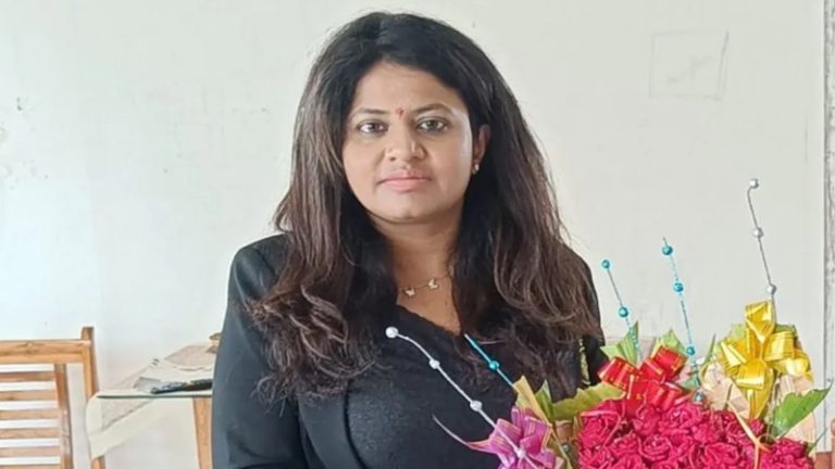 ज्वाइनिंग से पहले ही IAS पूजा खेडकर को चाहिए था गाड़ी-चेंबर, WhatsApp चैट आई सामने: OBC दर्जे पर भी विवाद, निजी ऑडी पर लाल-नीली बत्ती लगाकर घूमती थी