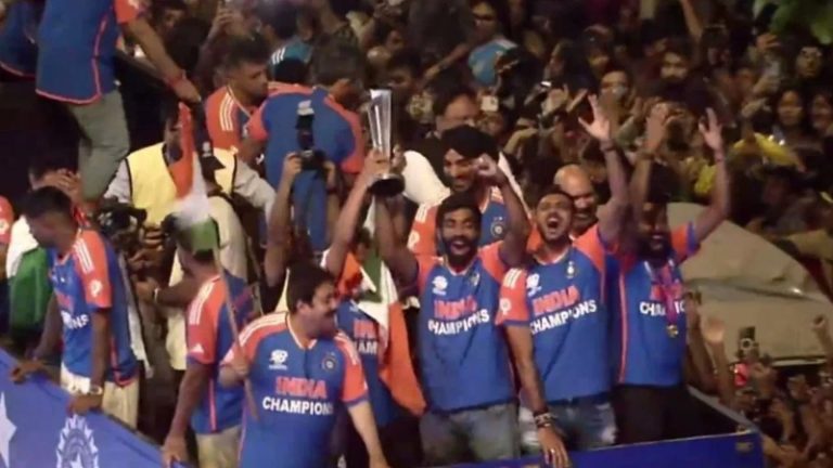 विश्व चैम्पियन का निकला विजय रथ: मरीन ड्राइव से लेकर वानखेड़े स्टेडियम तक लाखों की भीड़, एक झलक पाने को बेताब दिखे प्रशंसक
