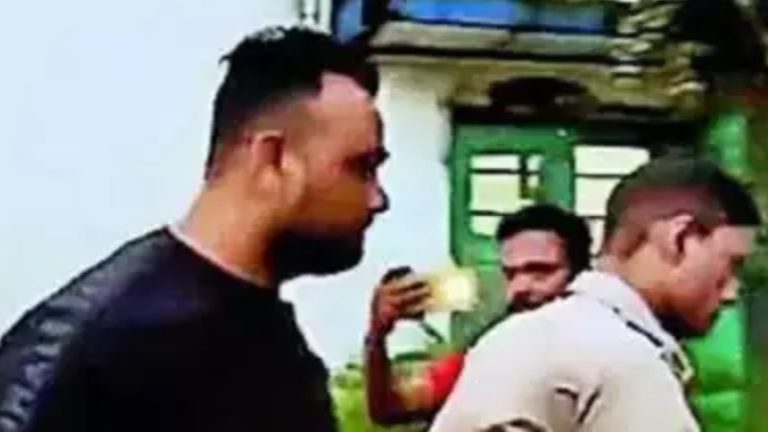 ‘यहाँ रखते तो थाने पर हमला हो सकता था’ : महिला को सरेआम पीटने वाले को गिरफ्तार करके बंगाल पुलिस में दिखा खौफ, ताजेमुल (JCB) को इस्लामपुर भेजा गया