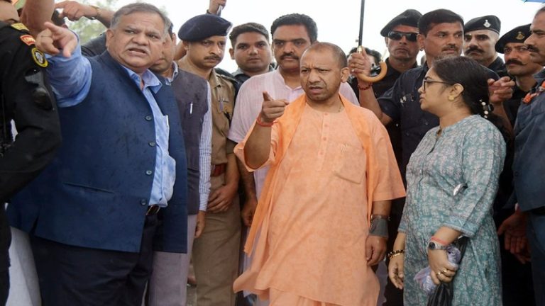 मृतकों के परिजनों को ₹4 लाख और पीड़ितों को ₹1 लाख: CM योगी ने कहा- हाथरस हादसे में साजिश से इनकार नहीं, हाई कोर्ट के रिटायर जज की अगुवाई में जाँच